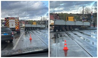 Stâlp de electricitate, doborât de un camion pe o stradă din Cluj-Napoca. Trafic îngreunat