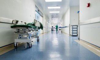 Elevul rănit cu maceta intră în operaţie. Ce spun doctorii