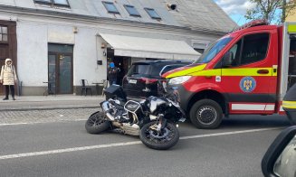 Accident în centrul Clujului! O motocicletă a lovit o femeie și un copil