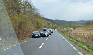 ACCIDENT cu trei mașini pe un drum din Cluj. Autoturism de școală de șoferi, implicat