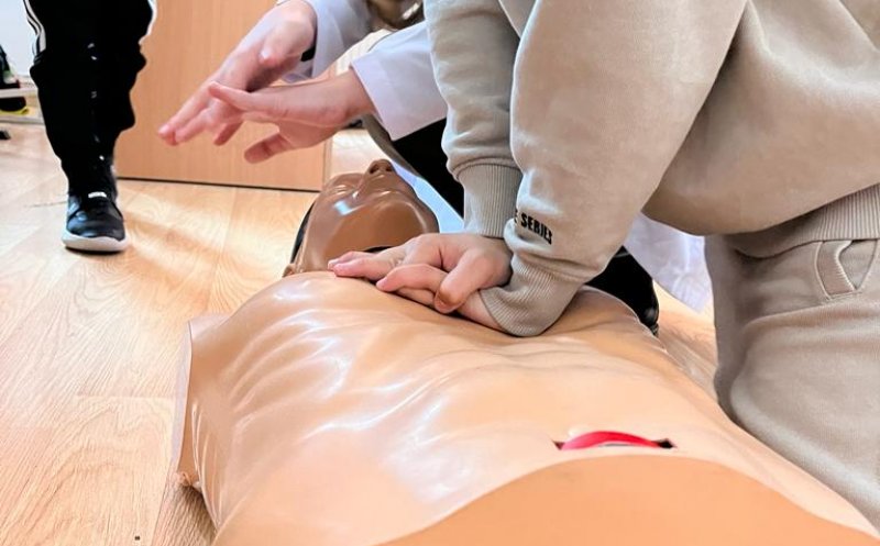 Vrei să fii pregătit în orice situație? Vino la cursurile de prim ajutor organizate de studenţii medicinişti, la Iulius Mall!