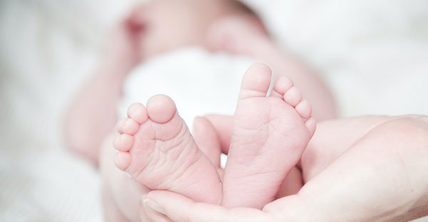 Guvernul a extins ajutorul de 2.000 de lei acordat mamelor pentru nou-născuți