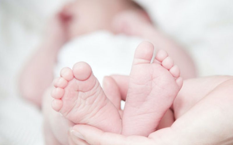 Guvernul a extins ajutorul de 2.000 de lei acordat mamelor pentru nou-născuți