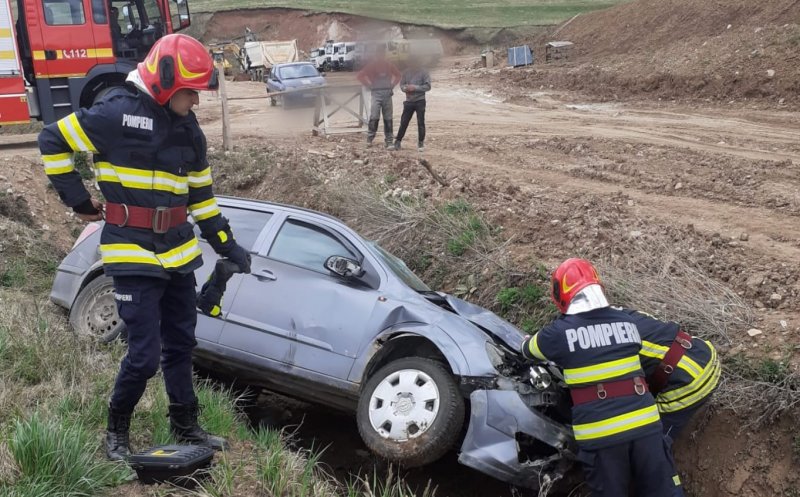 Accident cu două mașini lângă Huedin. Una a plonjat în șanț/ Trei persoane, transportate la spital