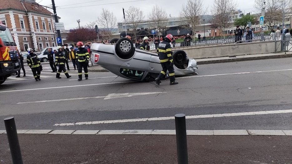 "Cascadorie" la gară! O mașină a ajuns cu roțile-n sus