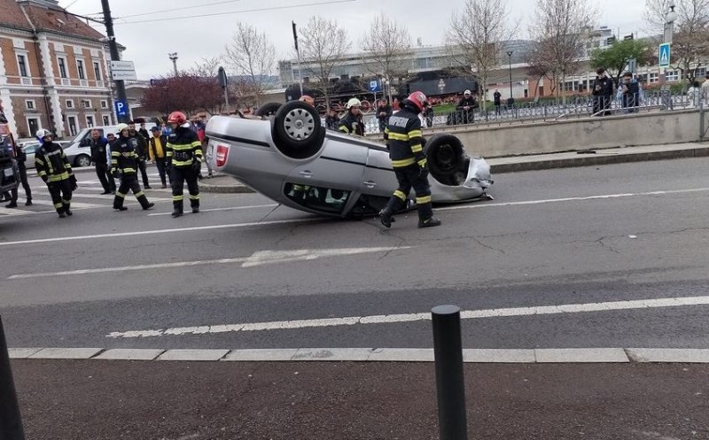 "Cascadorie" la gară! O mașină a ajuns cu roțile-n sus