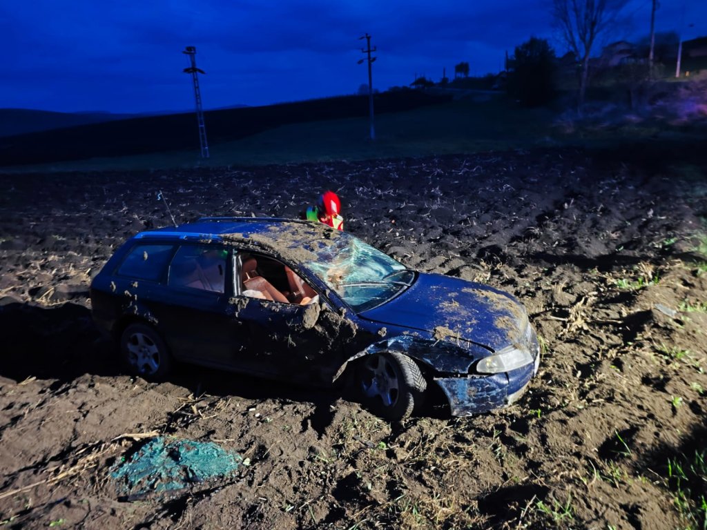 Accident pe un drum din Cluj. O mașină a luat-o pe arătură și s-a răsturnat