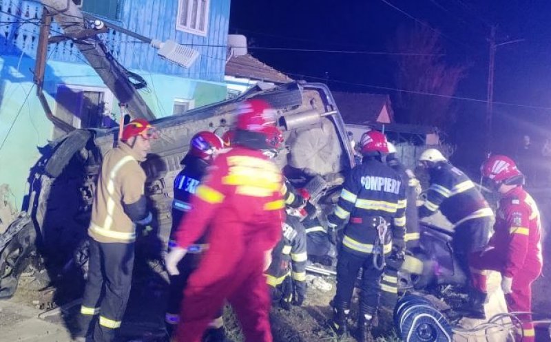 Tragedie pe șosea! Un băiat de 15 ani și un tânăr de 22 au murit, iar o fată de 14 ani a fost rănită, după ce au intrat cu mașina într-un stâlp