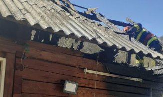 INCENDIU Cluj: Cabană din Mărișel, cuprinsă de flăcări. Mai mulți localnici au sărit să stingă focul