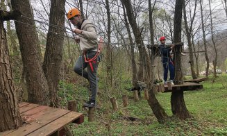 Ateliere de escaladă, tiroliană și trasee în parcul de corzi, în weekend, în tabăra organizată pentru elevii de la casele de copii