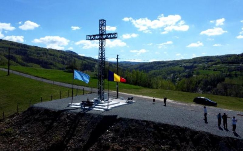 Cruce de 13 metri şi 3 tone, pe marginea unui drum din Cluj. Cât a costat proiectul la care au contribuit toţi sătenii