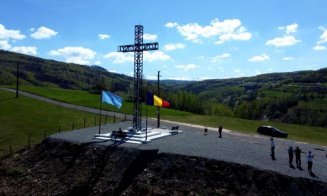 Cruce de 13 metri şi 3 tone, pe marginea unui drum din Cluj. Cât a costat proiectul la care au contribuit toţi sătenii