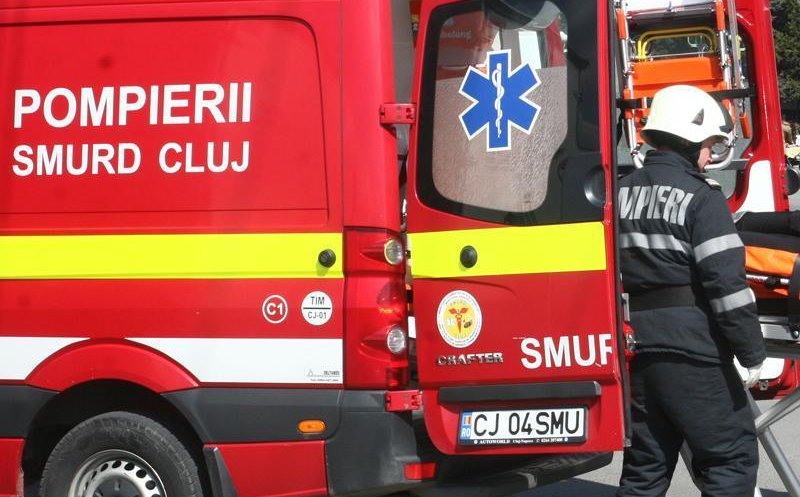Cluj: ARDE acoperișul unei case. Două persoane, consultate de paramedicii SMURD