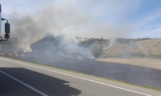 ARDE o autoutilitară încărcată cu cauciucuri, pe un drum din Cluj! Focul s-a extins la stufăriș / Se aglomerează