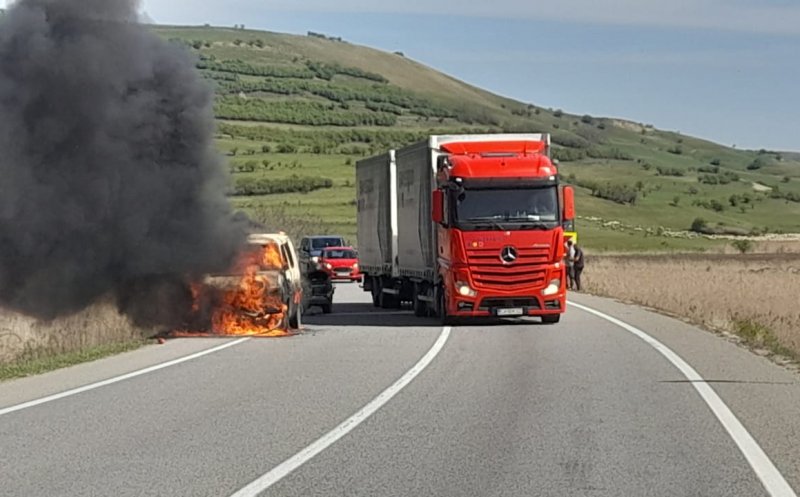 ARDE o autoutilitară încărcată cu cauciucuri, pe un drum din Cluj! Focul s-a extins la stufăriș / Se aglomerează