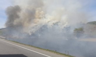 ARDE o autoutilitară încărcată cu cauciucuri, pe un drum din Cluj! Focul s-a extins la stufăriș / Se aglomerează