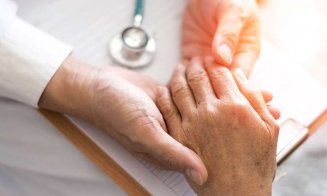 Peste 70.000 de români sunt diagnosticaţi cu Parkinson. Simptomele care apar cu mult înainte de diagnosticare