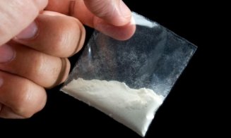 Dealer de droguri din Turda, în arest la domiciliu. Ce au găsit polițiștii la percheziții