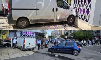 ACCIDENT în Mărăști: O dubă a intrat într-o sală de jocuri de noroc. Trei autoturisme implicate