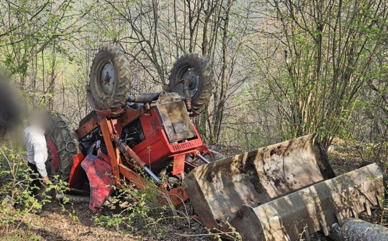 Un bărbat a fost prins sub un TRACTOR, într-o localitate din Cluj. Elicopterul SMURD a fost alertat