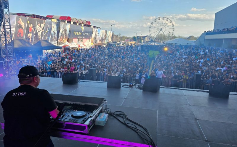 DJ Tișe a mixat în fața a 3.000 de oameni, la inaugurarea Turda Arena