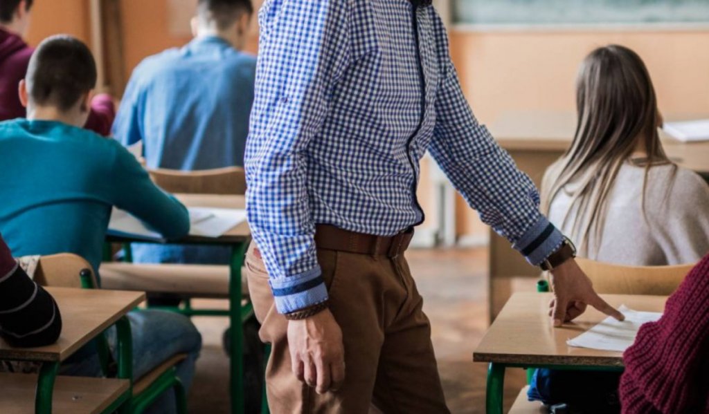 Scandal la o școală dintr-o comună clujeană. Un profesor este acuzat că ar fi agresat doi elevi minori și o mamă