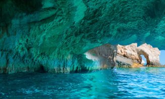 O insulă de lângă Mykonos, plină cu peșteri cu ape turcoaz, a fost scoasă la vânzare. Cât costă