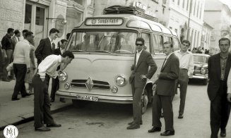 ,,Curiozitate lângă Hotel Continental, 1960."
