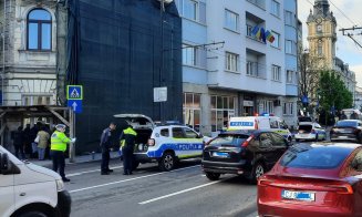 Minoră de 11 ani, acroșată de o mașină de poliție în centrul Clujului. IPJ a demarat o anchetă