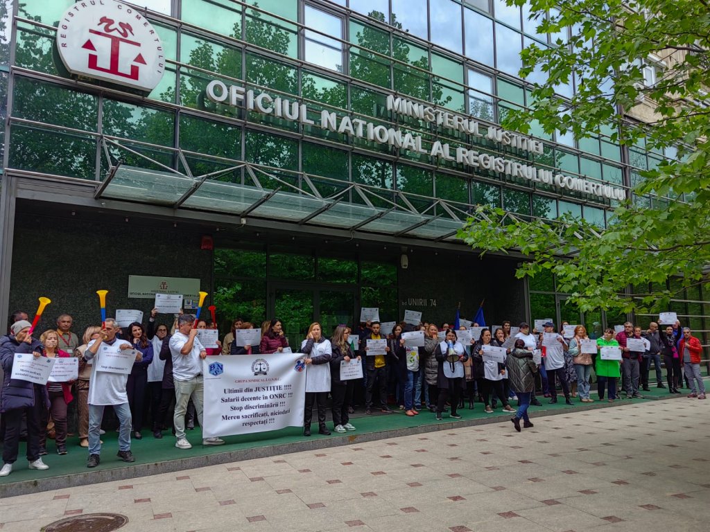 Protest în fața Ministerului Justiției. Angajații de la Registrul Comerțului cer salarii mai mari