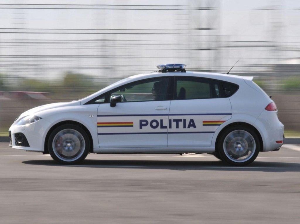 Cluj: O mașină de poliție, care se deplasa spre un accident, a fost lovită din plin de o șoferiță