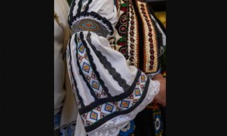 Tradiții străvechi în Cluj: Cămășile cusute în secret de Paști, simbol al creativității și competiției