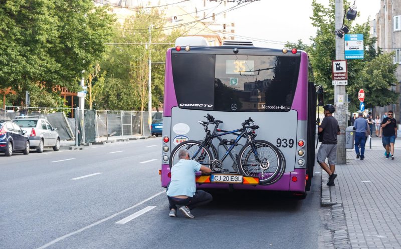 Suporturile pentru biciclete au fost instalate pe mai multe autobuze și troleibuze din oraș