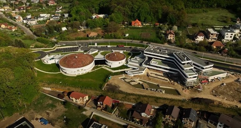 Hotelul de 5 stele, cu SPA și centru de evenimente, de pe locul fostului camping Făget, se pregătește de inaugurare. Investiție de 20 mil. euro