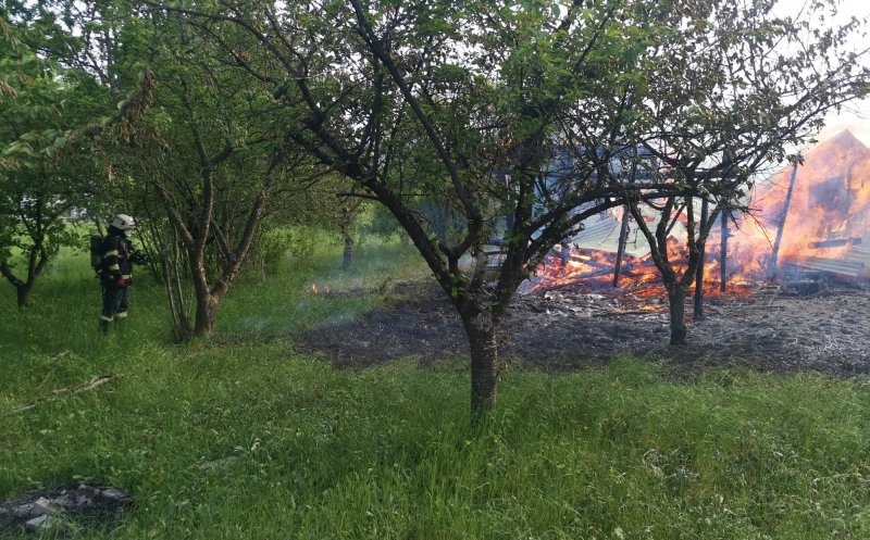 Incendiu la o cabană din lemn