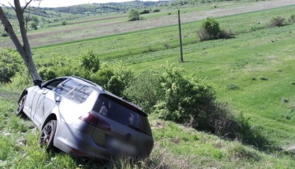 Accident la Cluj! Un tânăr a intrat din plin într-un copac