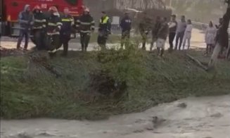 Maşini luate de viitură în prima zi de Paşte / Avertizare RO Alert: Cod portocaliu de averse torențiale