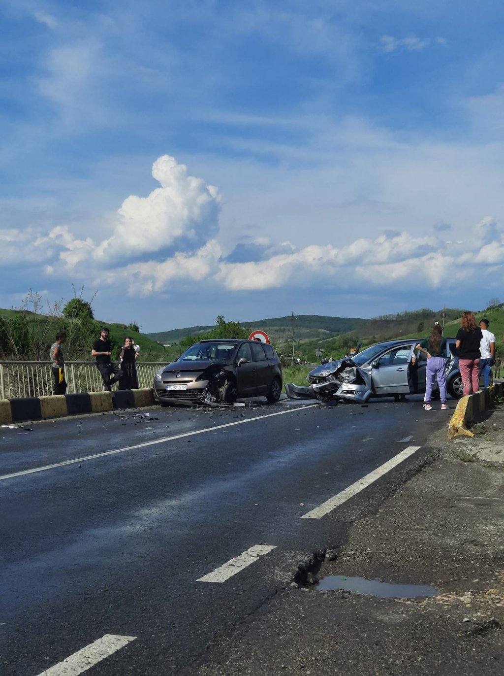 ACCIDENT în județul Cluj: 4 răniți după o coliziune pe contrasens / Trafic blocat