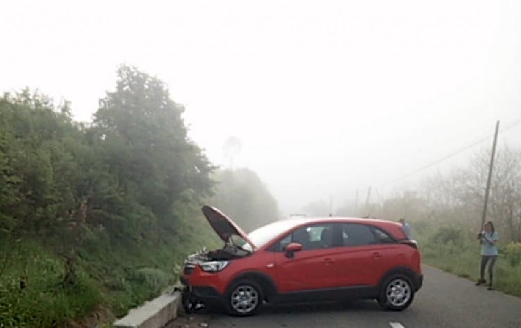 Descarcerarea şi SMURD-ul intervin la un accident din judeţul Cluj / Coliziune cu un cap de pod