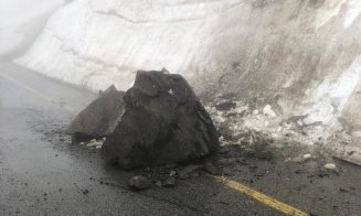 Bucăţi de stânci, prăbuşite pe Transalpina. Drumul rămâne închis