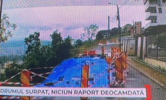 Craterul de pe Uliului, acoperit cu o prelată de mari dimensiuni / Momentul în care s-a surpat strada din Cluj-Napoca