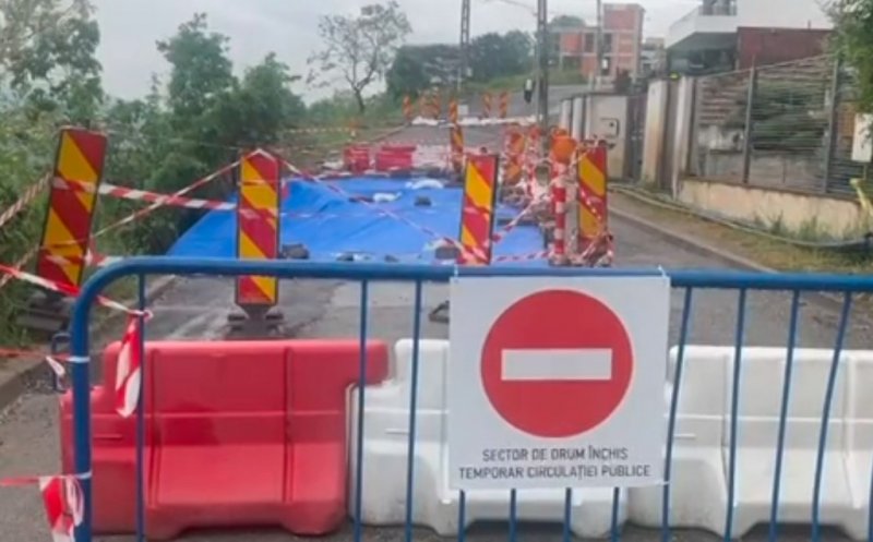 Craterul de pe Uliului, acoperit cu o prelată de mari dimensiuni / Momentul în care s-a surpat strada din Cluj-Napoca