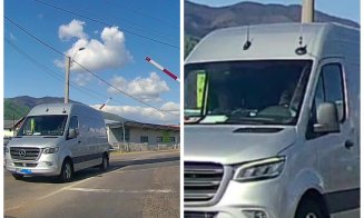 Un șofer ignoră barierele coborâte și trece cu viteză peste calea ferată în timp ce vorbește la telefon