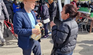 Boc a făcut senzaţie la Oser: Şi-a luat un clop de paie şi a plecat urechea la poveștile de viață ale clujenilor