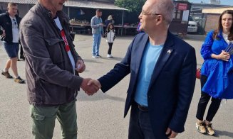Boc a făcut senzaţie la Oser: Şi-a luat un clop de paie şi a plecat urechea la poveștile de viață ale clujenilor