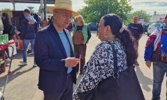 Boc a făcut senzaţie la Oser: Şi-a luat un clop de paie şi a plecat urechea la poveștile de viață ale clujenilor