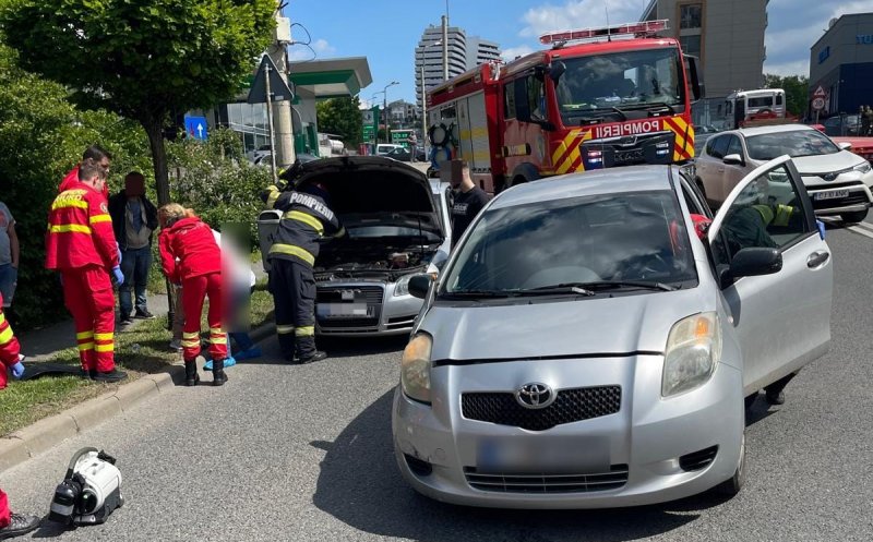 Coliziune între două mașini pe o stradă din Cluj. O femeie și un copil, transportați la spital
