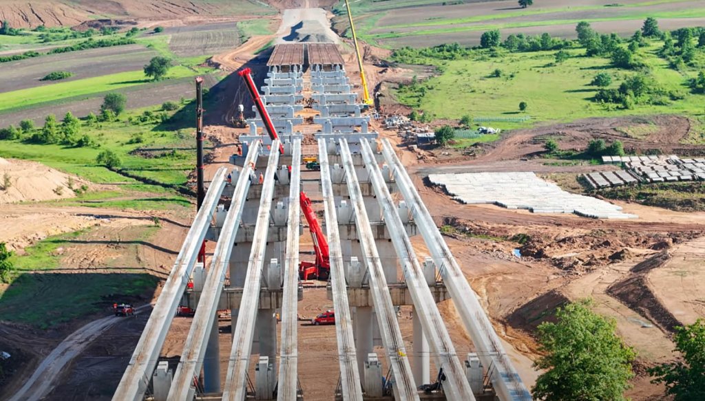 IMAGINI noi cu mobilizarea muncitorilor UMB pe Autostrada Transilvania / La Zimbor - Poarta Sălajului s-a lucrat în weekend