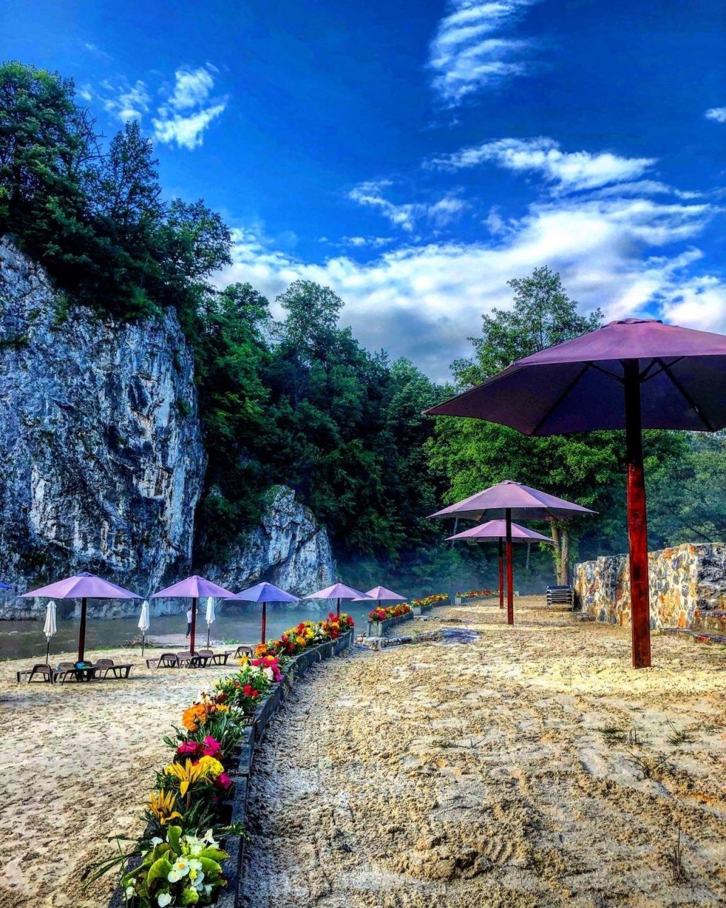 O plajă din Apuseni, la 100 km de Cluj, te duce cu gândul în Thailanda / Relaxare într-un colţ de rai, la pachet cu o priveliște superbă