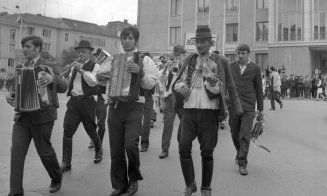 Instantaneu din anii '70 | Grup folcloric trecând prin fața Casei de Cultură a Studenților din Cluj-Napoca